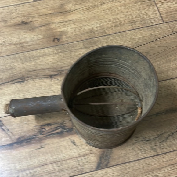vintage flour sifter - Picture 2 of 3